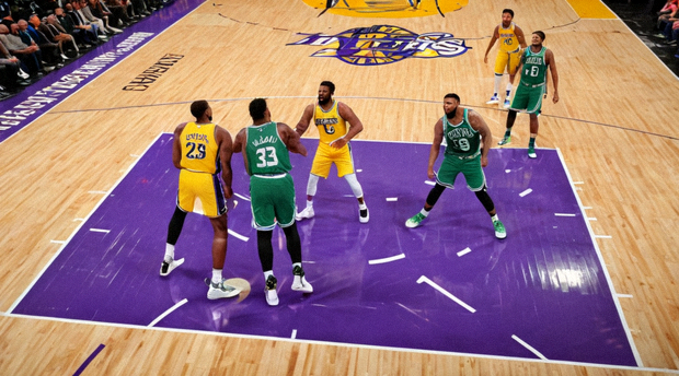 湖人客场对阵凯尔特人的NBA常规赛比赛画面